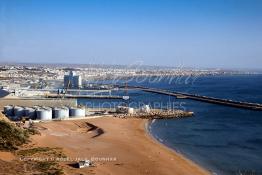 Image du Maroc Professionnelle de  Vue de la plage et du Port de Safi, une des plus anciennes villes du Maroc, marquée par la présence des portugais. Elle est la capitale de la région Doukkala-Abda et se situe sur le littoral atlantique, le 28 Juin 2003. (Photo / Abdeljalil Bounhar) 